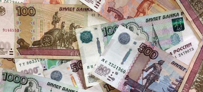 Σε χαμηλό διετίας το ρούβλι έναντι του δολαρίου-Ανησυχία για τις κυρώσεις ΗΠΑ